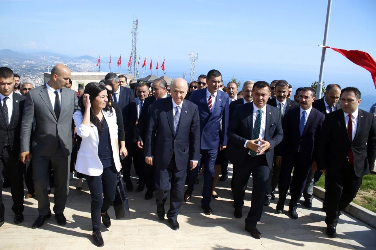 Bahçeli\'nin Ferdi Tayfur Şarkıları Eşliğinde Çay Keyfi