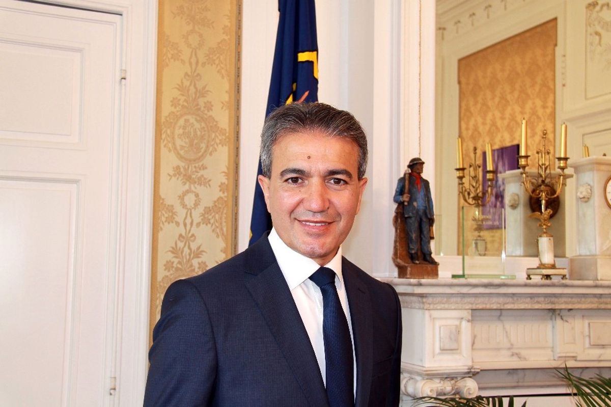 Belçika\'da Türk Kökenli Vekil, Başörtülü Kadınların İşe Alınması Konusunu Tartışmaya Açtı