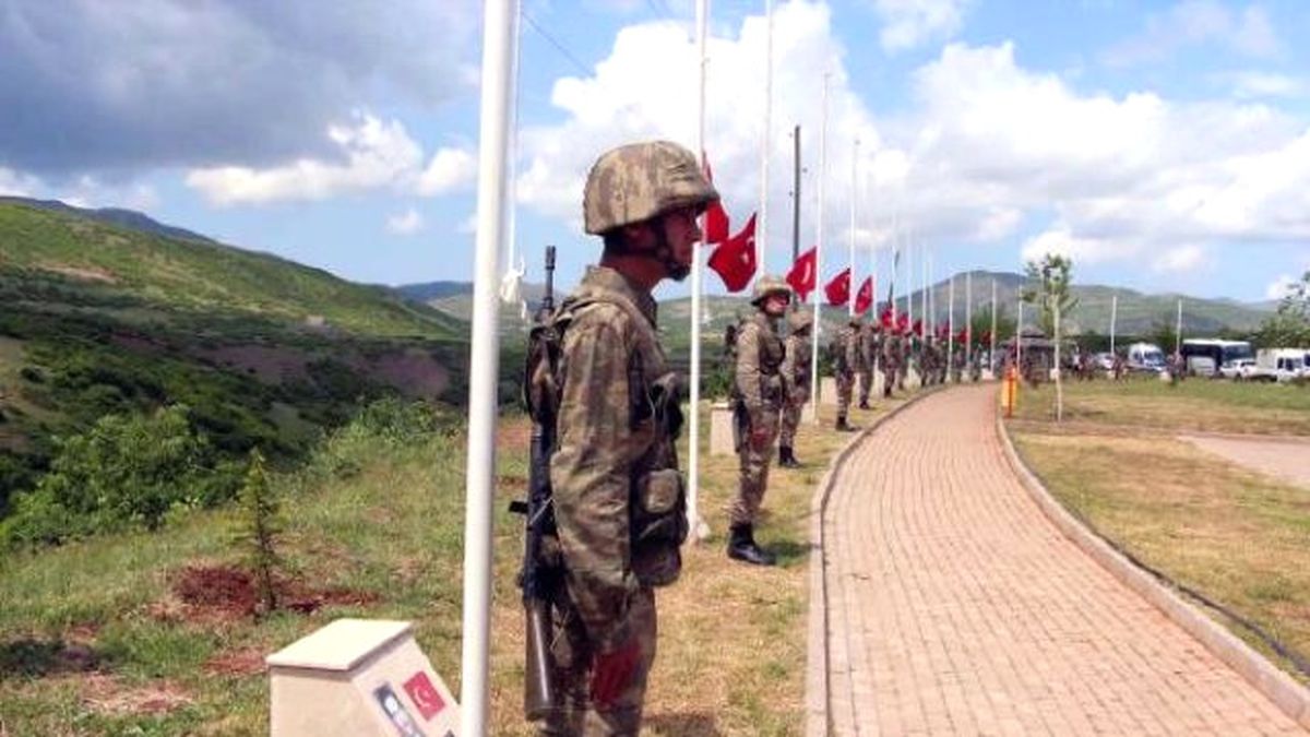 Bingöl\'de Şehit Edilen 33 Er Anıldı