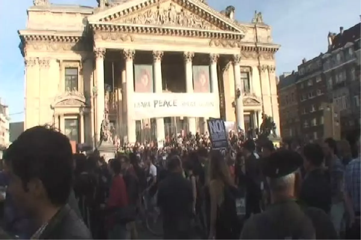 Brüksel\'de NATO Karşıtı Protesto Düzenlendi