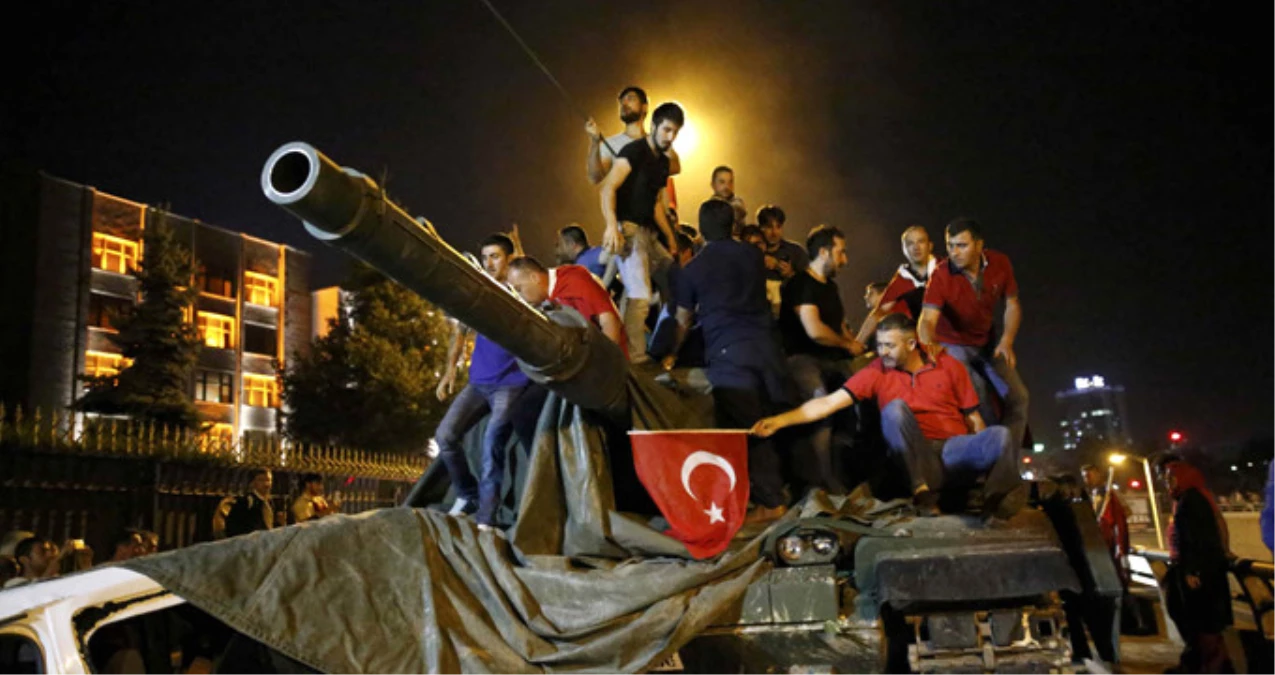 İstanbul Emniyet Müdürü, Erdoğan\'ın 15 Temmuz\'da Verdiği Talimatı Açıkladı: Zırhlılarla Üzerlerine Yürüyün