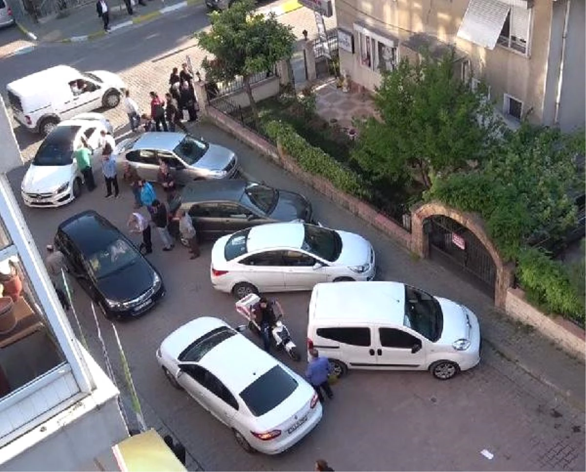 Dha İstanbul - Ters Yönde İlerledi, Karşısına Araç Çıkınca Kontağı Kapatıp Trafiği Kilitledi