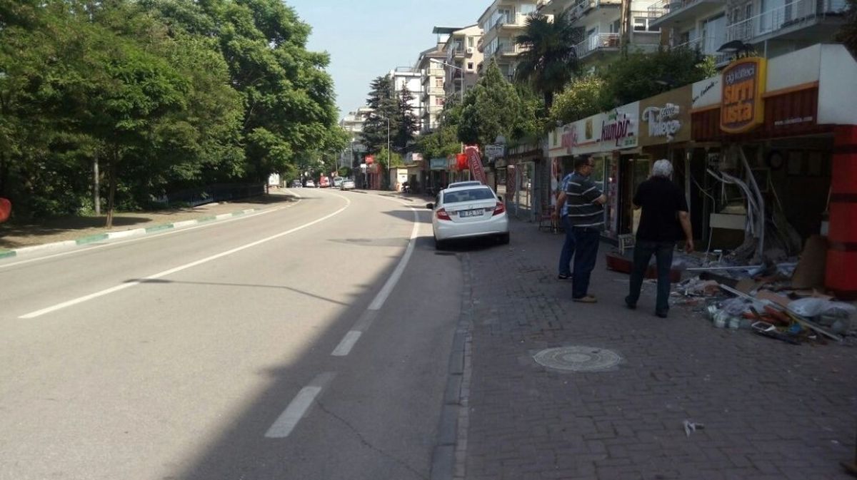Direksiyon Hakimiyetini Kaybeden Sürücü İki Dükkana Daldı, 3 Kişi Yaralandı