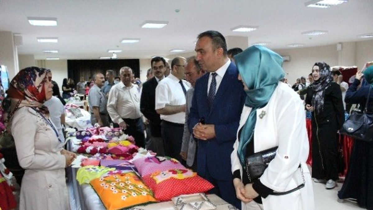Dörtyol\'da Hem Yıl Sonu Sergisi Açıldı