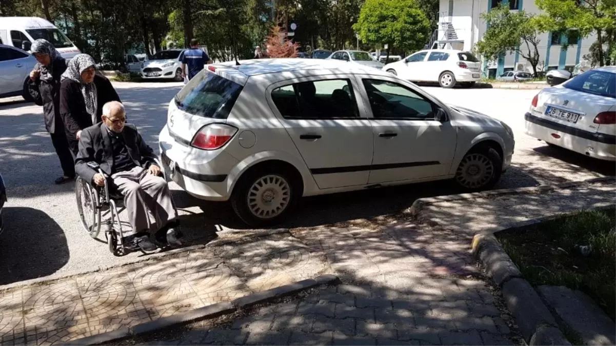 Duyarsızca Araç Parkı, Tekerlekli Sandalye ile Evine Gitmek İsteyen Vatandaşı Çileden Çıkardı