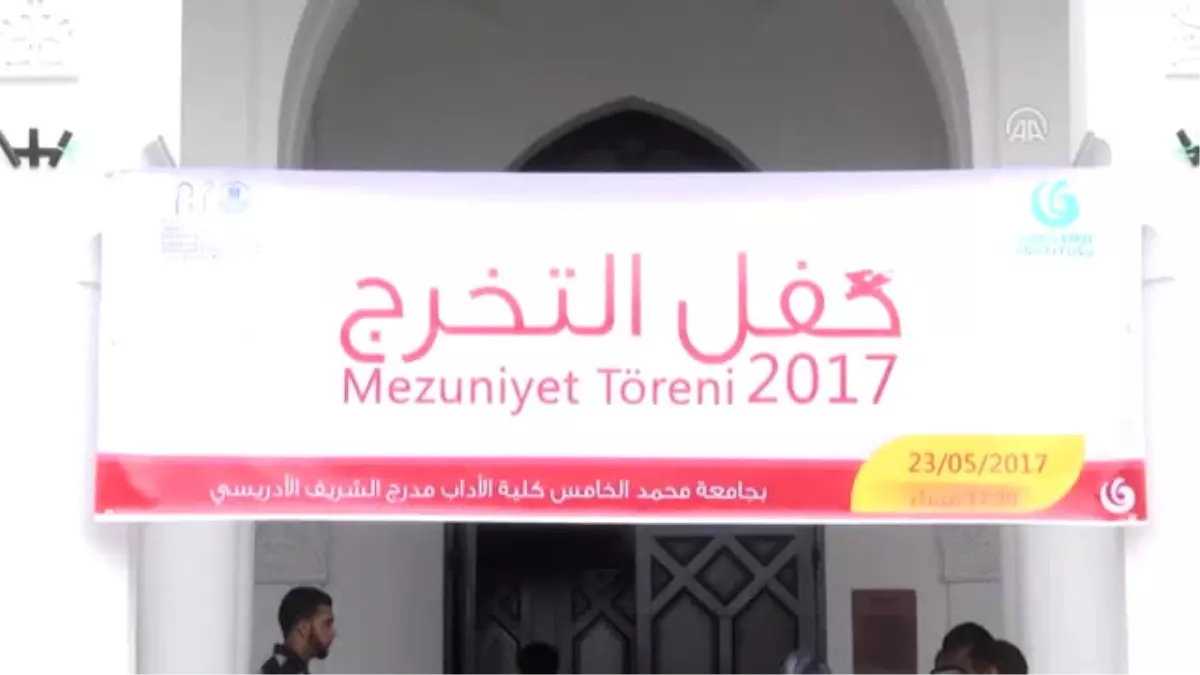 Fas\'ta Yee Öğrencilerinin Mezuniyet Sevinci