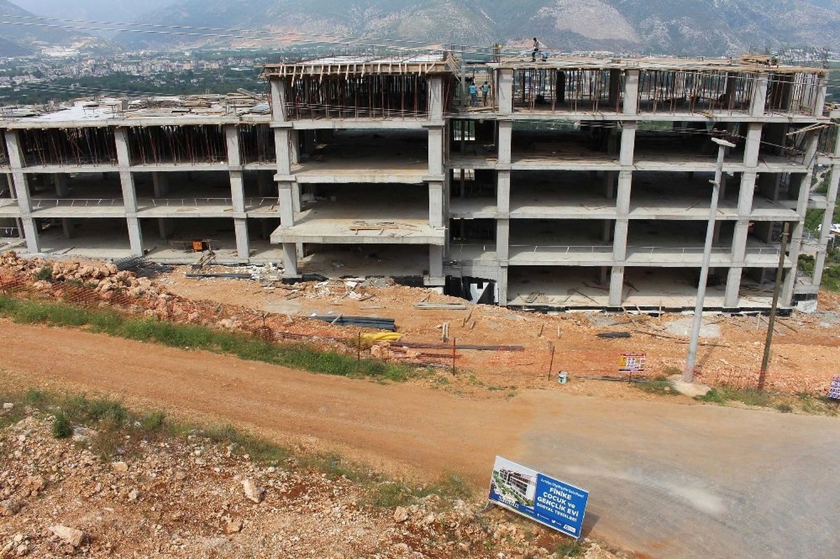 Finike Çocuk ve Gençlik Evi İnşaatı Yükseliyor