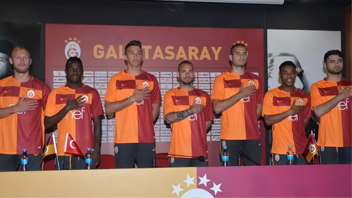 Galatasaray\'ın Gelecek Sezon Giyeceği Parçalı Forma Tanıtıldı