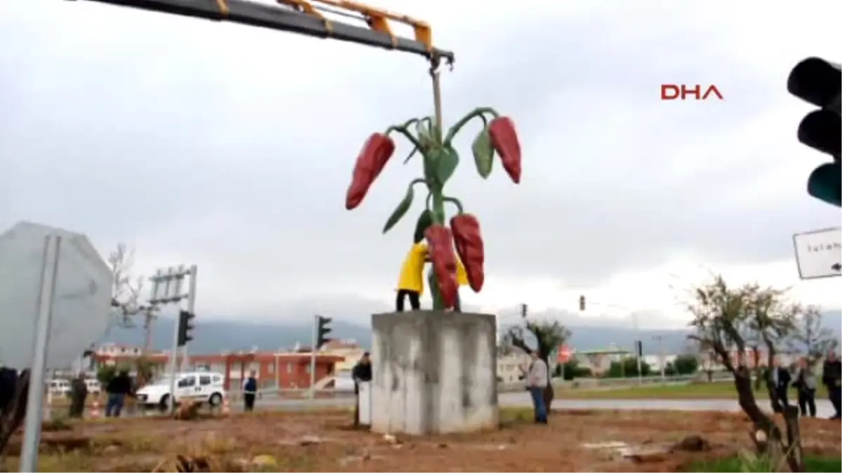 Gaziantep Islahiye\'ye Kırmızı Biber Heykeli