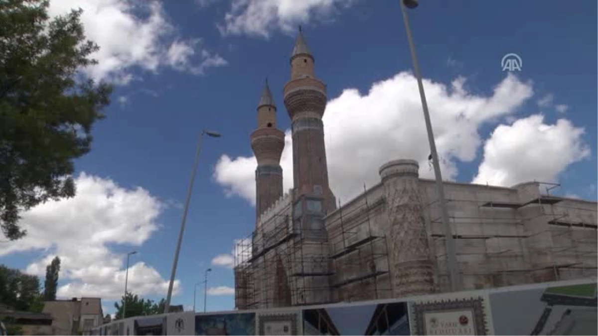 Gökmedrese\'nin Çinilerinin Asitle Kazındığı Iddiası