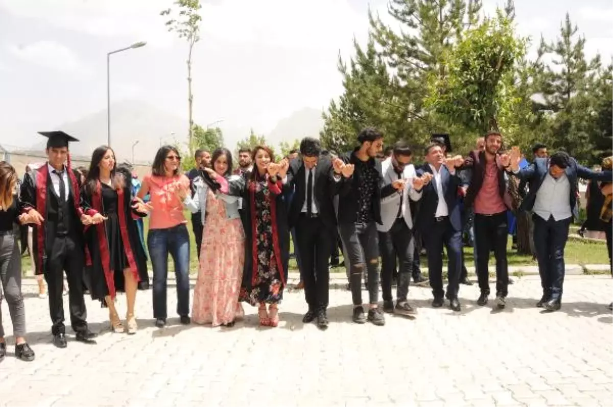 Hakkari Üniversitesi\'nde Halaylı Mezuniyet Sevinci