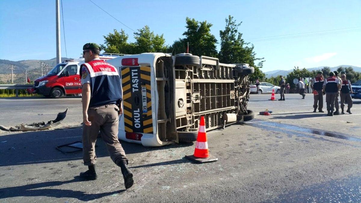 İzmir\'de Öğrenci Servisi Devrildi: 11 Yaralı
