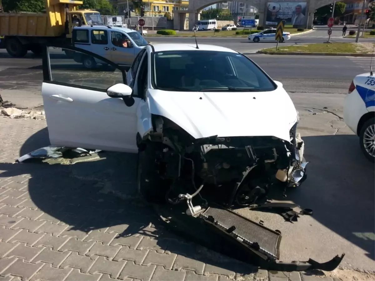 İzmir\'de Öğrenci Servisi Otomobille Çarpıştı: 11 Yaralı