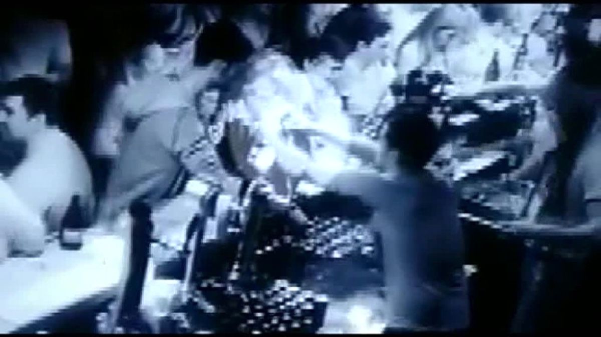 Kadıköy\'deki Ünlü Gece Kulübünde Yaşanan İlginç Kaza Kamerada