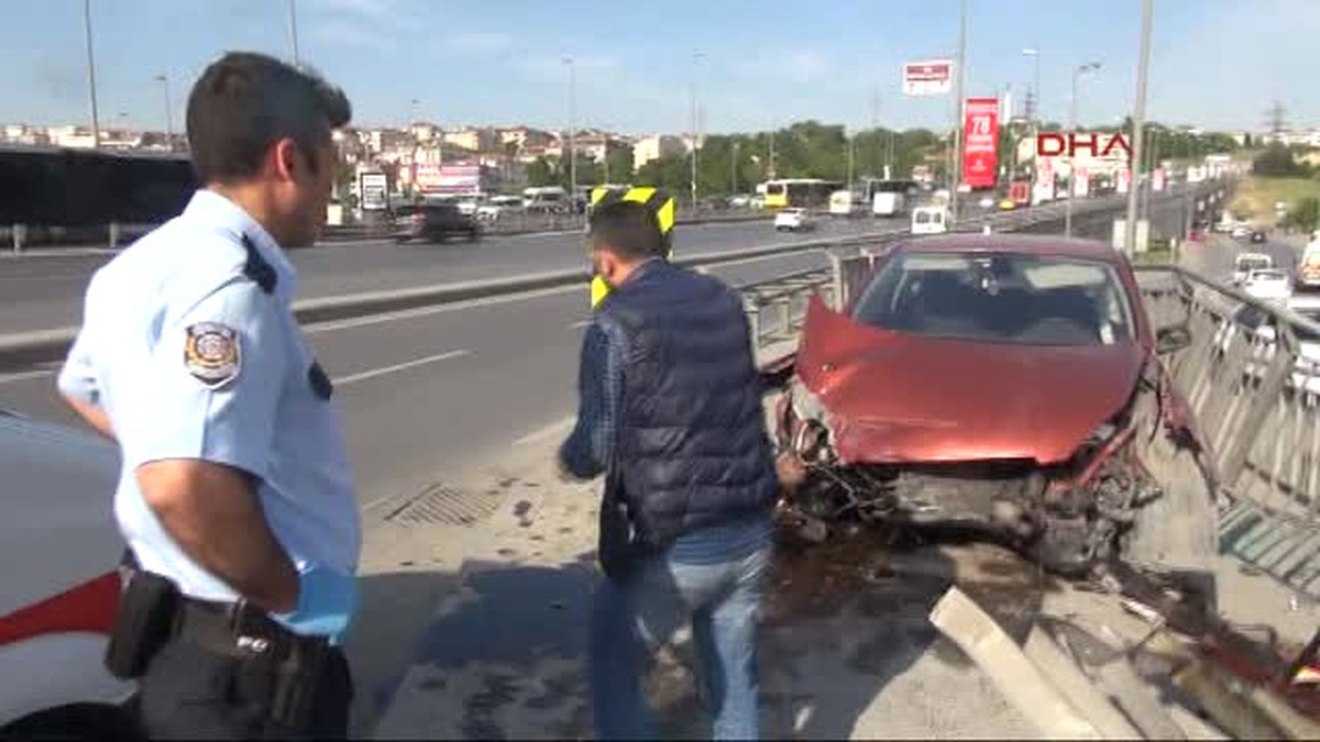 Kaza Yapan Kadın Sürücünün Cüzdanını Çaldılar
