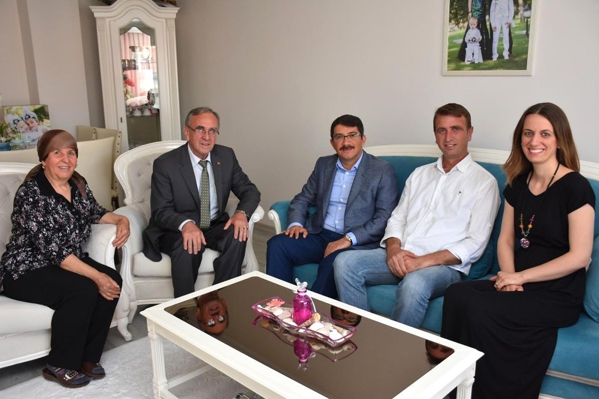 Manisalı Yazar Başkan Çelik\'e Kitabını Hediye Etti