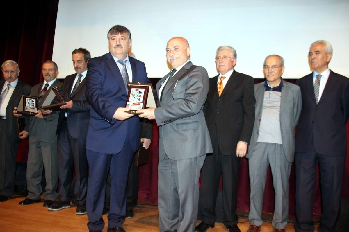 Meslekte 30 Yıl Hizmet Veren Hekimler Vefa Gecesi\'nde Buluştu