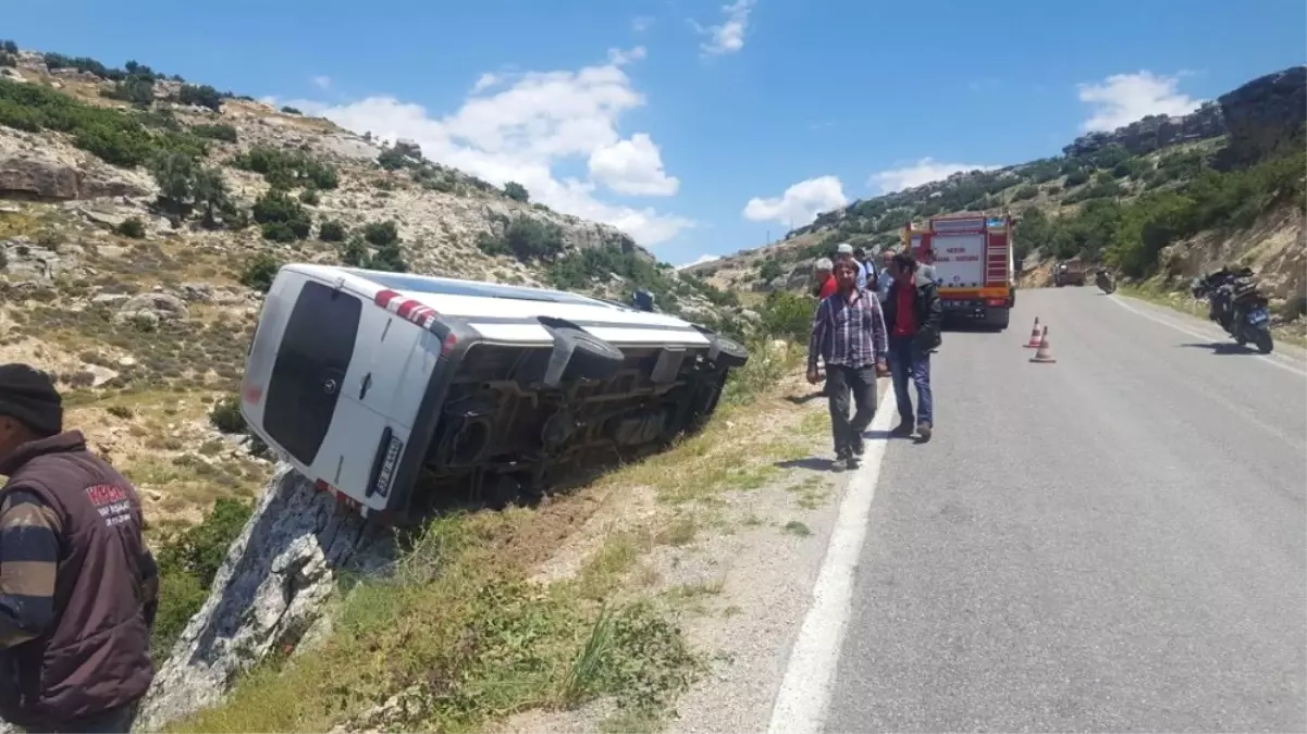 Minibüs, Kaya Parçası Sayesinde Uçuruma Yuvarlanmaktan Kurtuldu