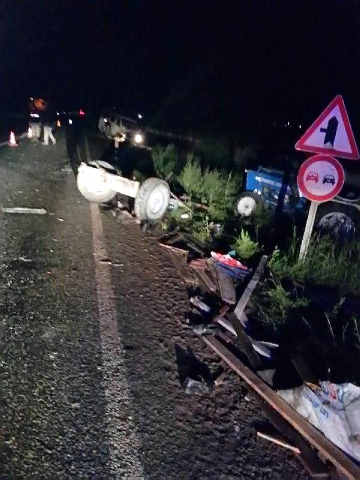 Minibüs, Traktöre Çarptı: 1 Ölü, 2 Yaralı