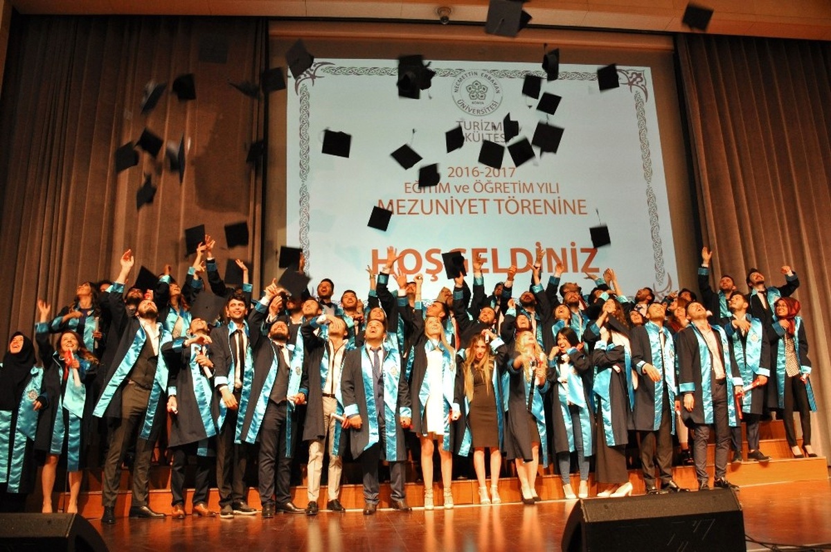 Neü Turizm Fakültesi Öğrencilerinin Mezuniyet Heyecanı