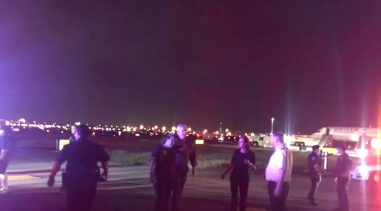 Newark\'ta United Uçağı Kalkıştan Vazgeçti, Yolcular Slide Patlatılarak Tahliye Edildi