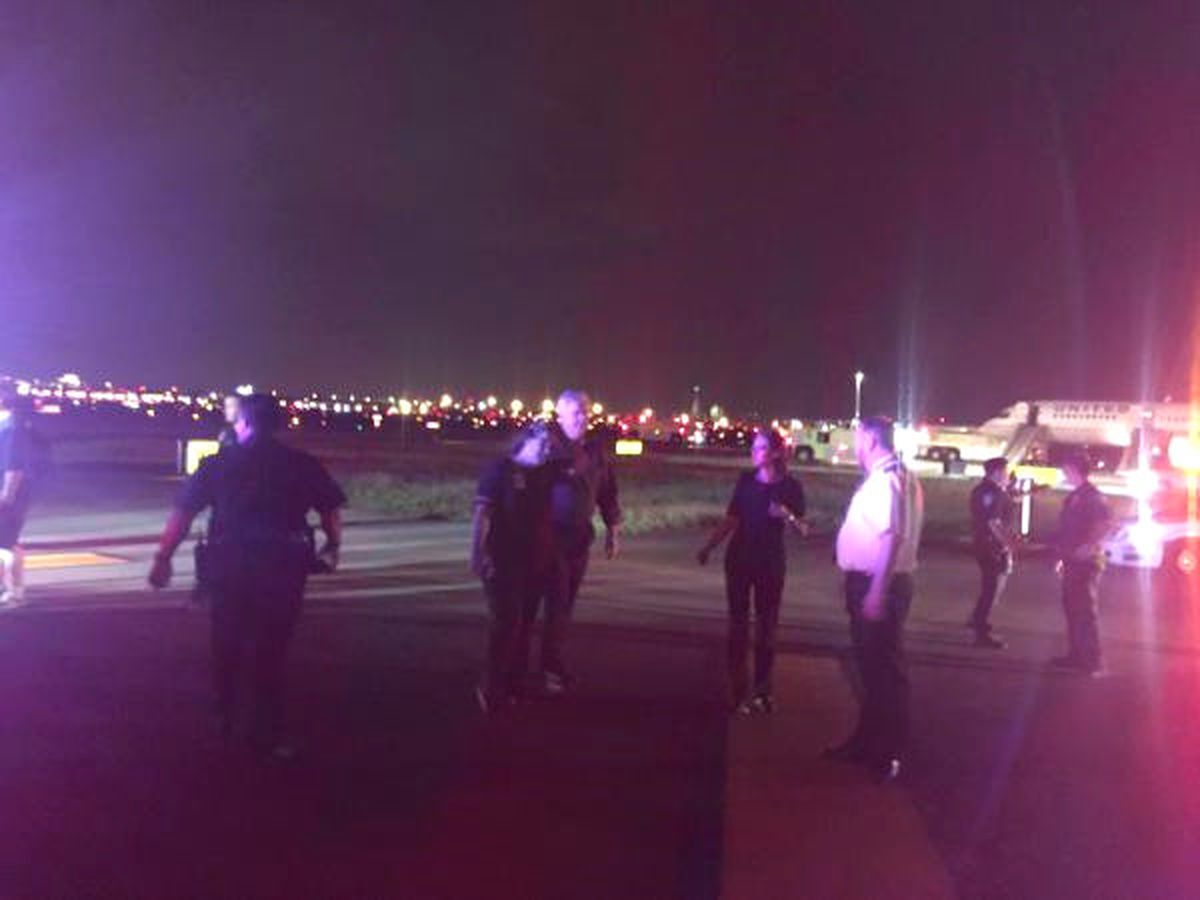 Newark\'ta United Uçağı Kalkıştan Vazgeçti, Yolcular Slide Patlatılarak Tahliye Edildi