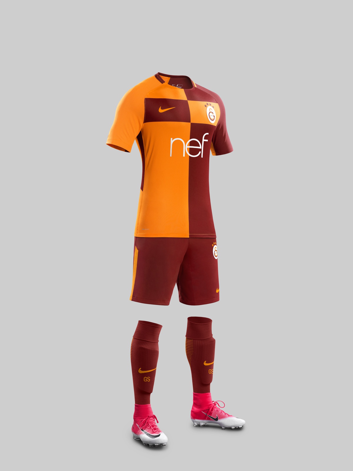 Nike, Galatasaray\'ın Yeni İç Saha Formasını Tanıttı