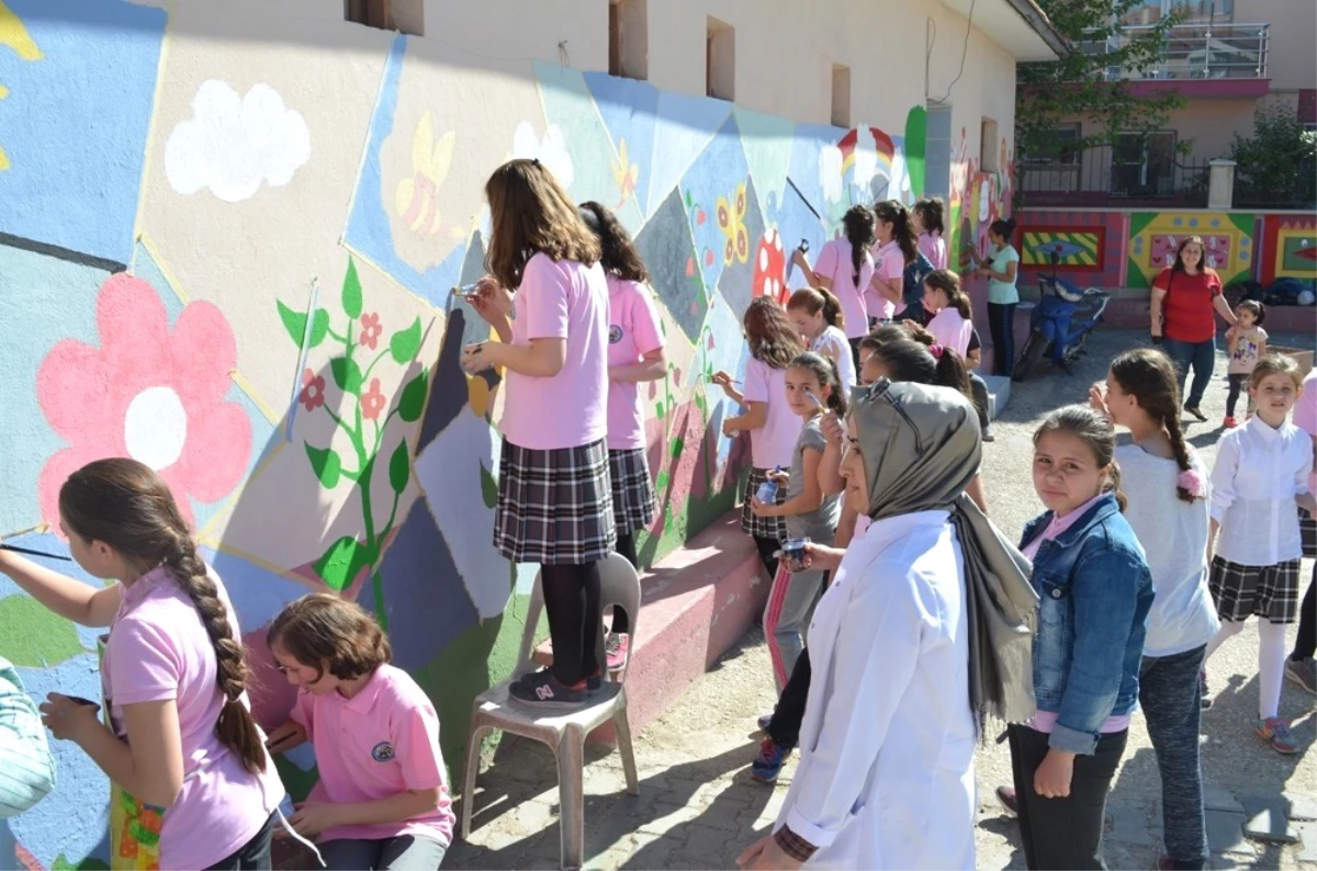 Öğrenciler Okul Duvarlarını Resimleriyle Güzelleştirdiler
