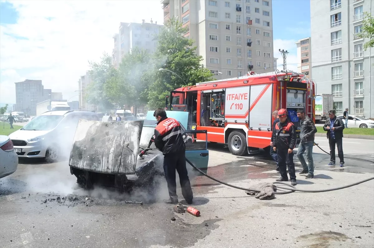 Samsun\'da Seyir Halindeki Otomobil Yandı