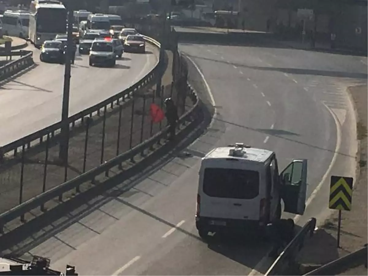 Şüpheli Pankart Okmeydanı Bağlantı Yolunu Trafiğe Kapattırdı