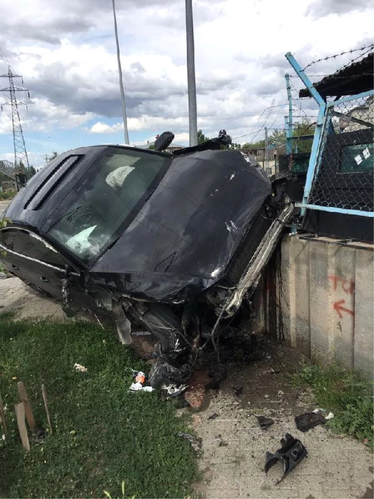 Sürücü Kontrolü Yitirince Otomobil Güvenlik Kulübesine Çarptı