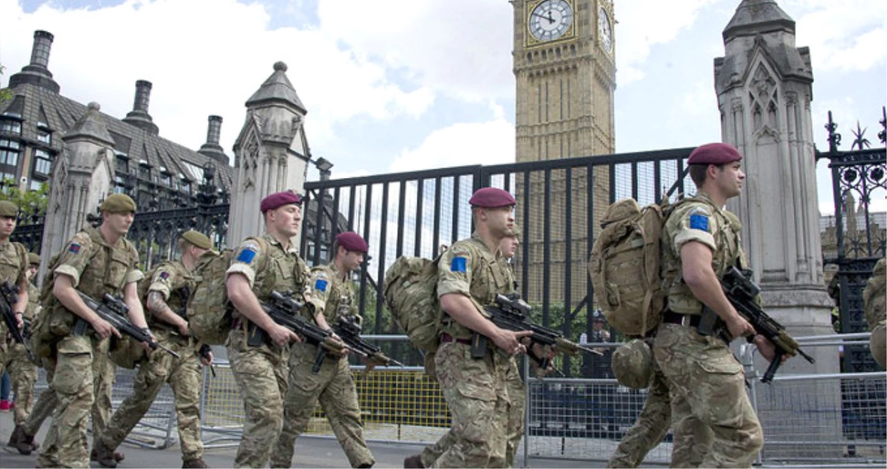 Terör Saldırısıyla Sarsılan İngiltere\'de Asker Sokağa İndi