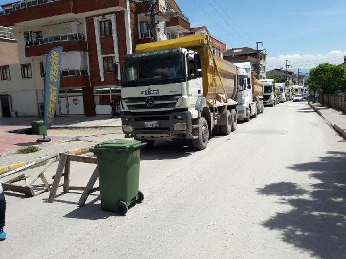 Yola Barikat Kurup Hafriyat Kamyonlarının Geçişini Engellediler