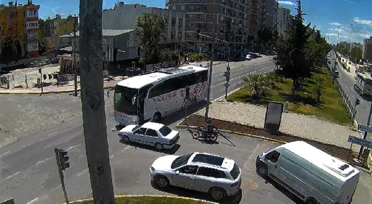 Yolcu Otobüsü ile Otomobil Çarpıştı: 1 Yaralı (2)