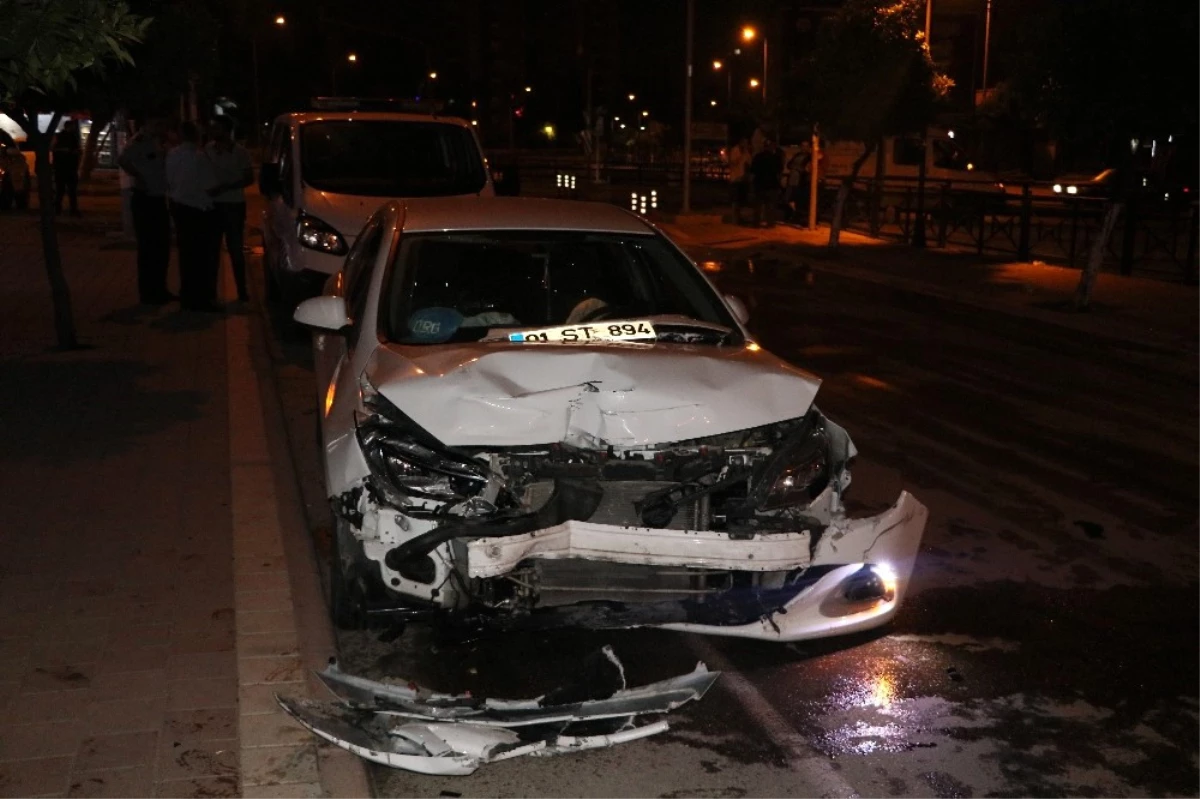 Adana\'da İki Otomobil Çarpıştı: 1 Ölü, 1 Yaralı