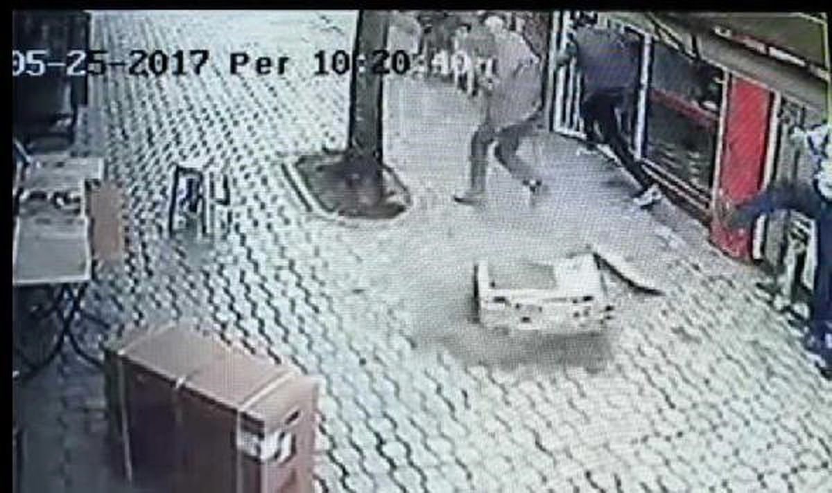 Arızalı Klima Sökülürken 4 Metre Yükseklikten Sokağa Düştü