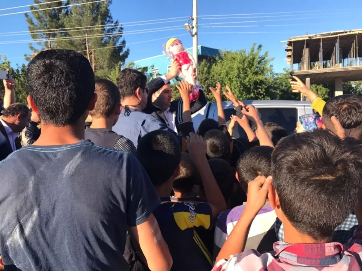 Başkan Gülenç, Mahallede Çocuklara Oyuncak Dağıttı