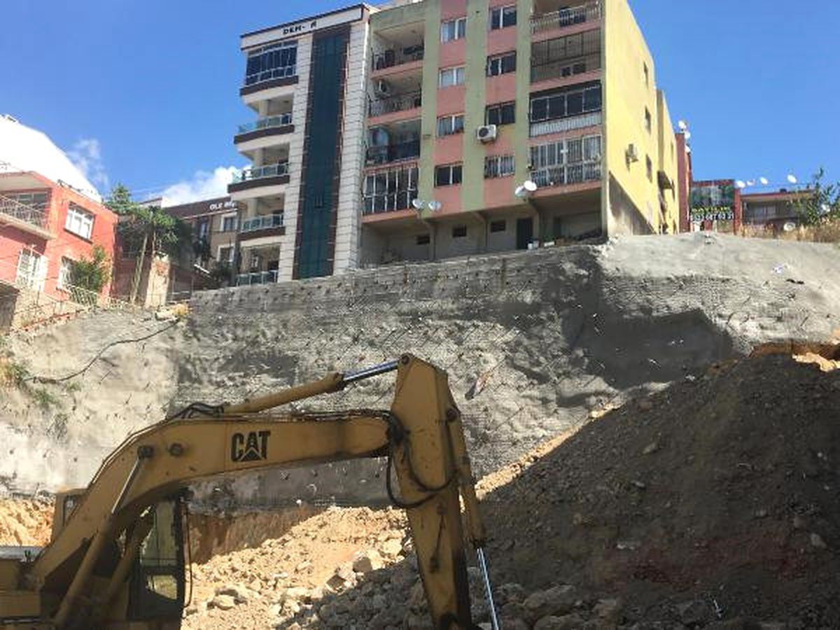 Bayraklı\'da İki Apartmanda Oturanların Korku Dolu Bekleyişi Bitmedi