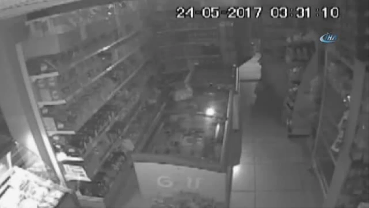 Bıçaklı Hırsızlar Önce Market Sahibine Saldırdı Sonra Dükkanı Soydu... O Anlar Kamerada