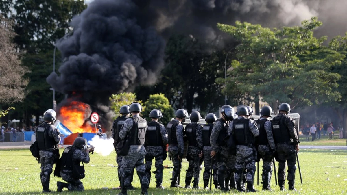 Breziya\'da Göstericiler Bakanlık Binasını Ateşe Verdi