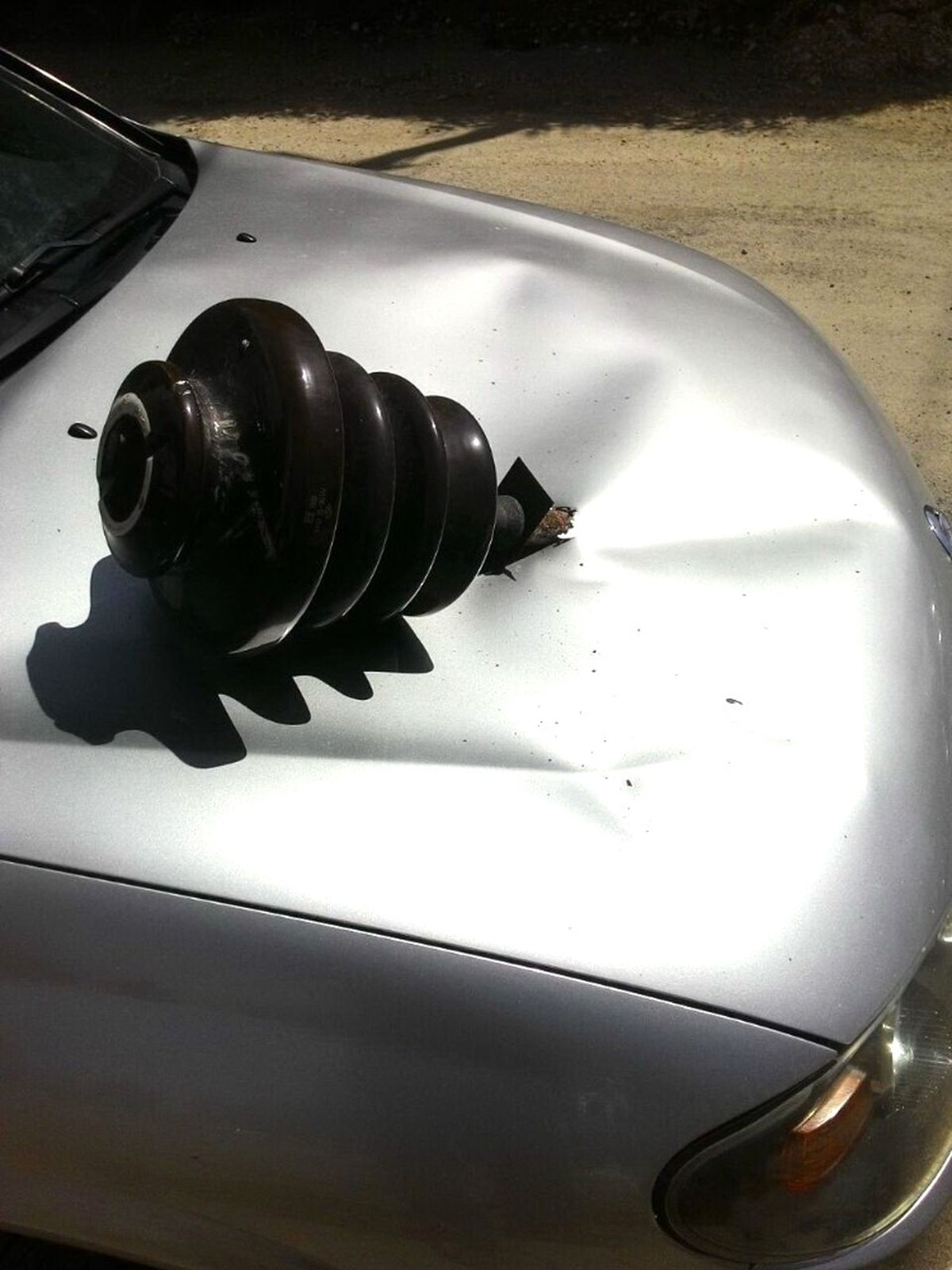 Elektrik İzolatörü Otomobilin Motor Kaputuna Saplandı
