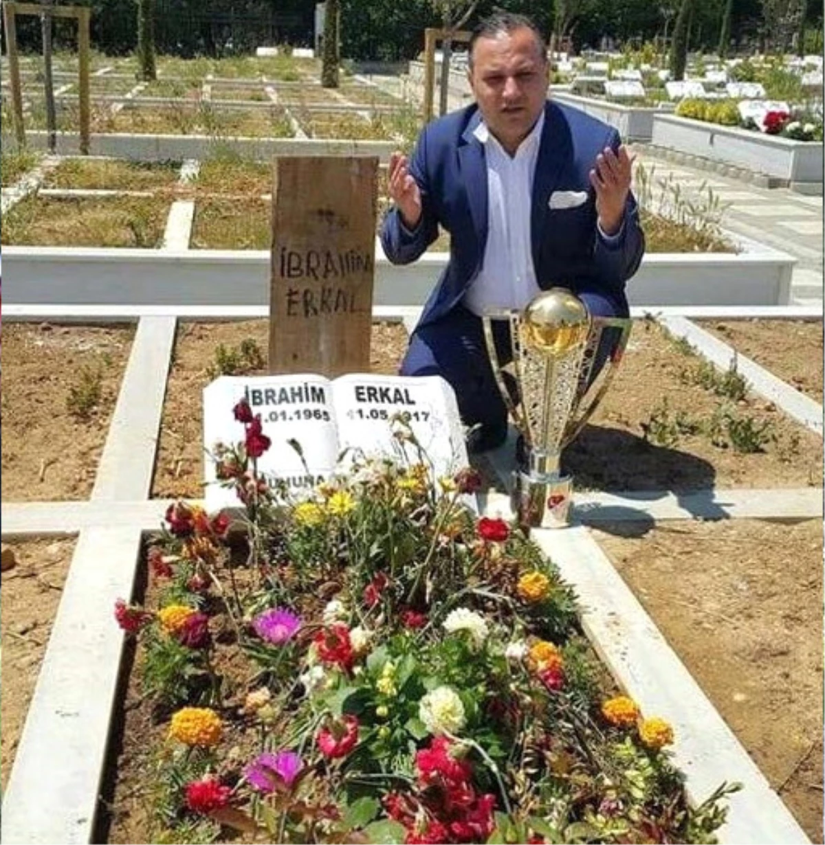 Erzurumspor Başkanı, Şampiyonluk Kupasını İbrahim Erkal\'ın Mezarına Götürdü