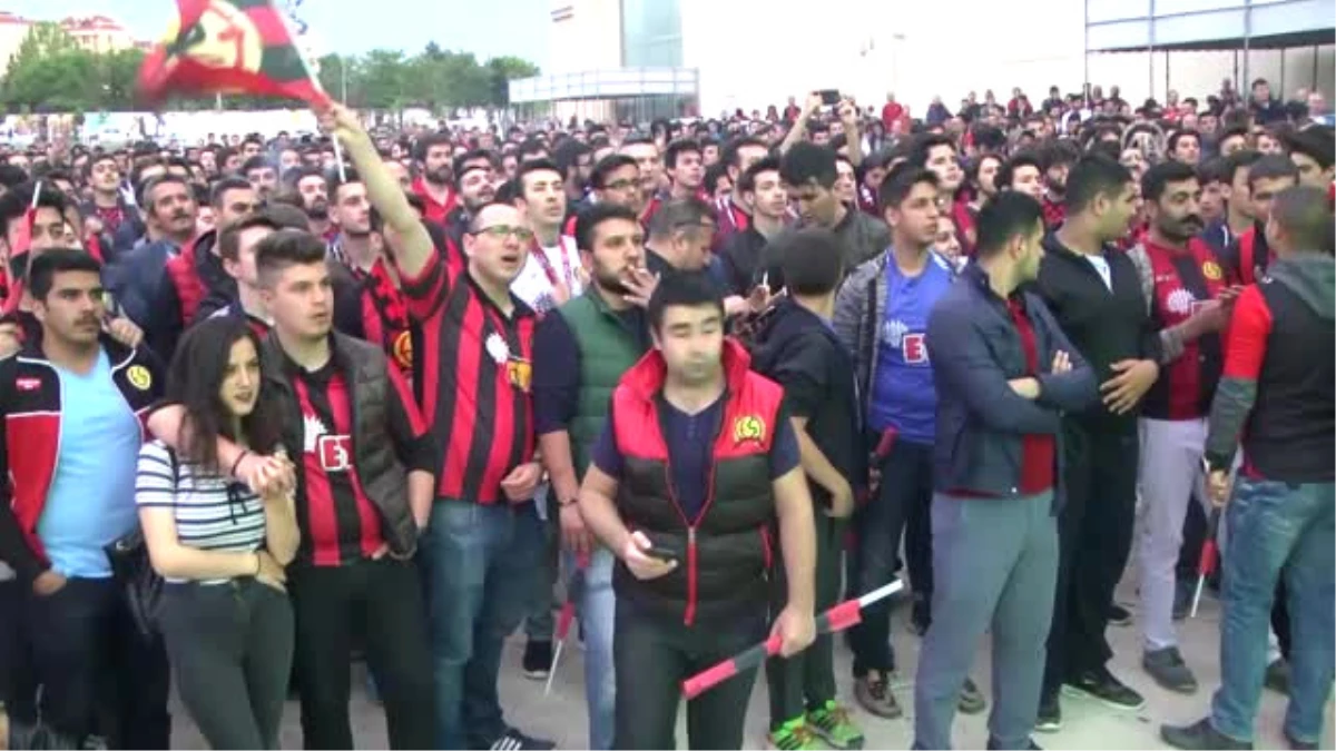 Eskişehirspor Taraftarları, Giresunspor Maçını Dev Ekrandan Izledi - Eskişehir