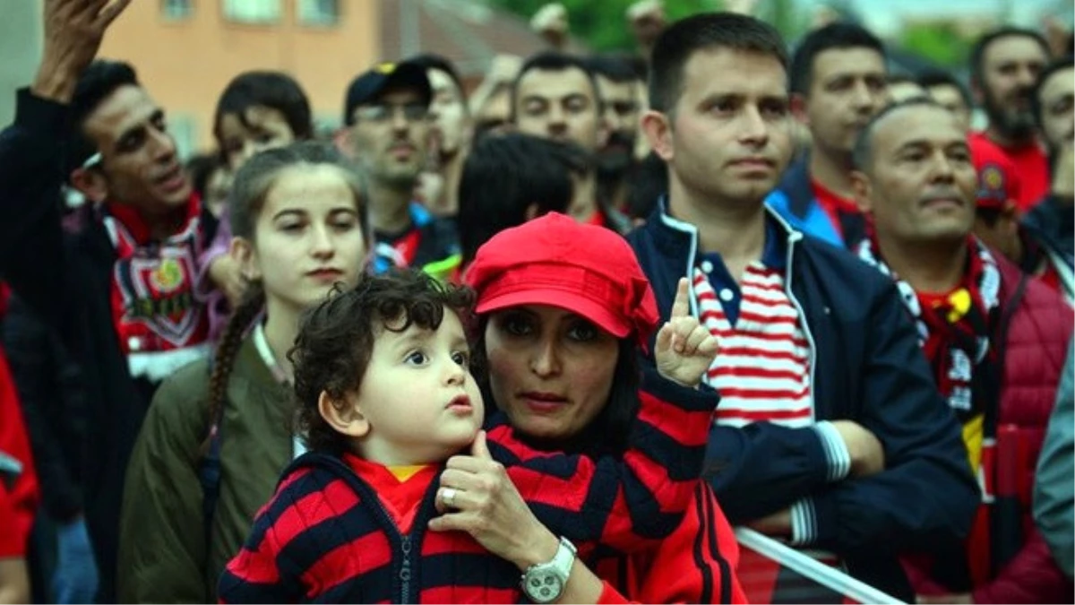 Eskişehirspor Taraftarları, Giresunspor Maçını Dev Ekrandan İzledi