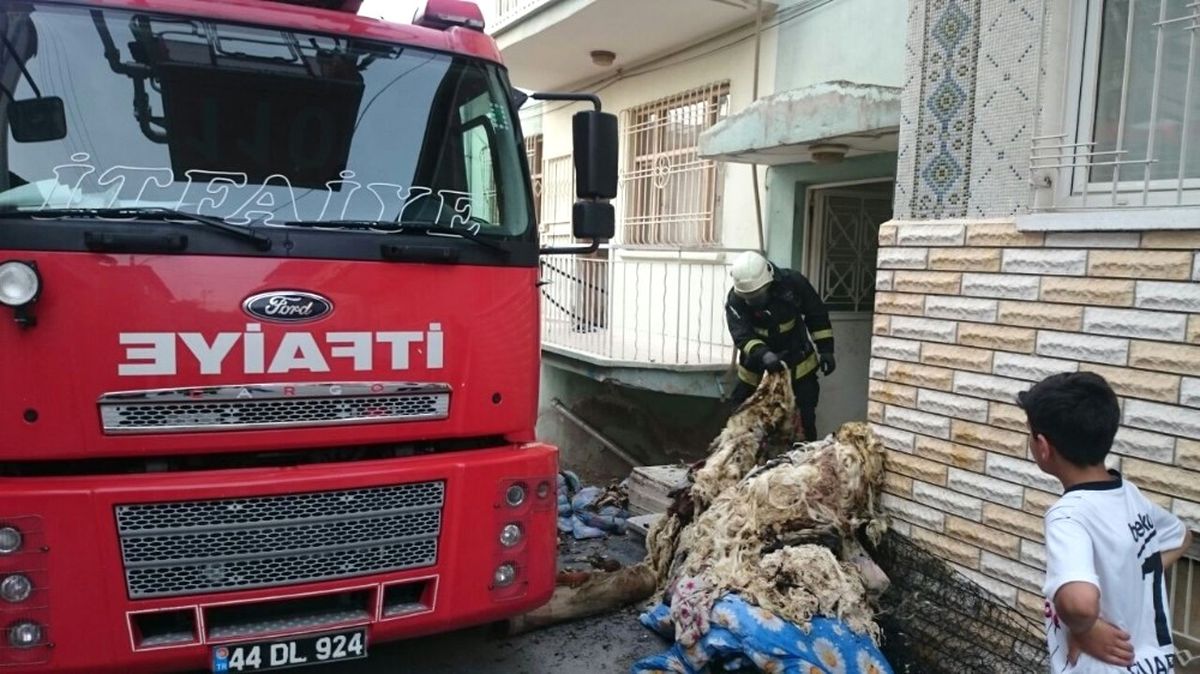 Ev Yangınında 2 Kişi Dumandan Etkilendi