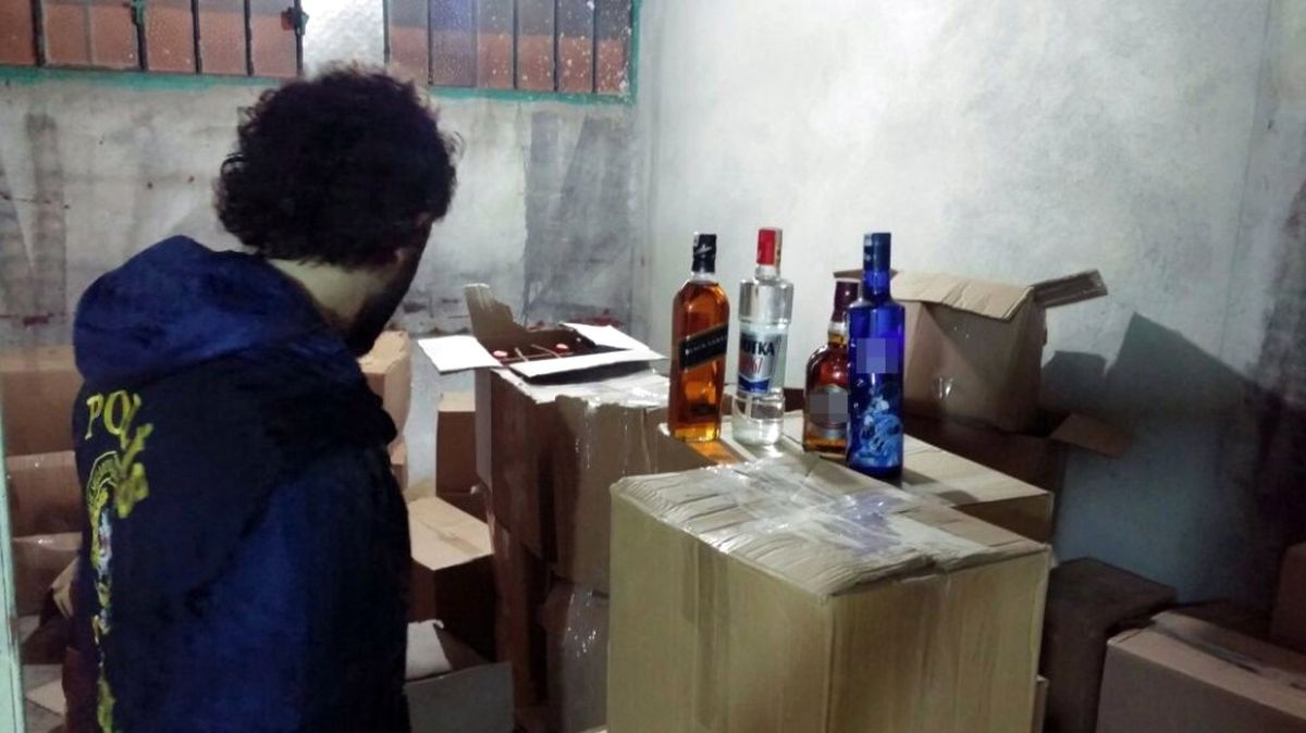 Gaziosmanpaşa\'da Tuvalet Hortumuyla Doldurulan 1 Milyon TL\'lik Kaçak İçki Ele Geçildi