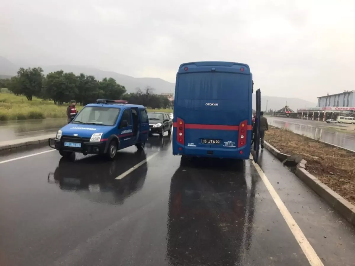 Fetö Sanıklarını Taşıyan Cezaevi Aracı Kaza Yaptı