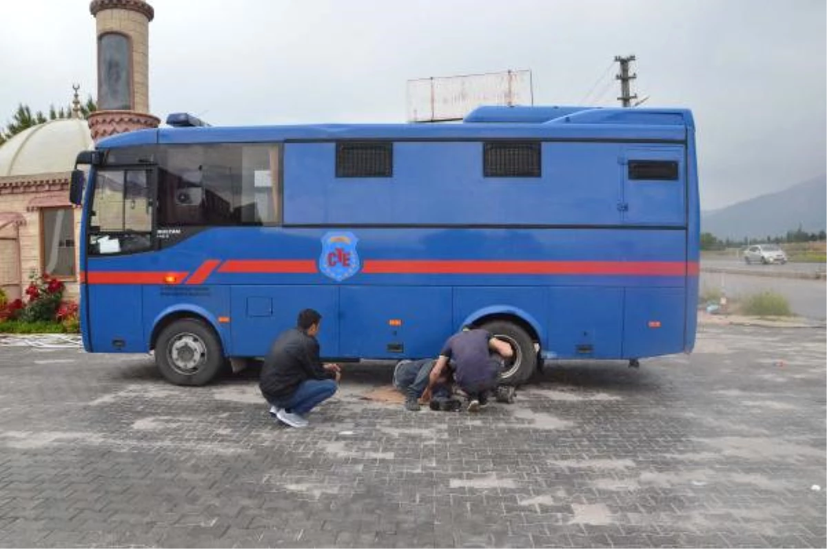 Fetö Sanıklarını Taşıyan Cezaevi Nakil Aracı Spin Attı