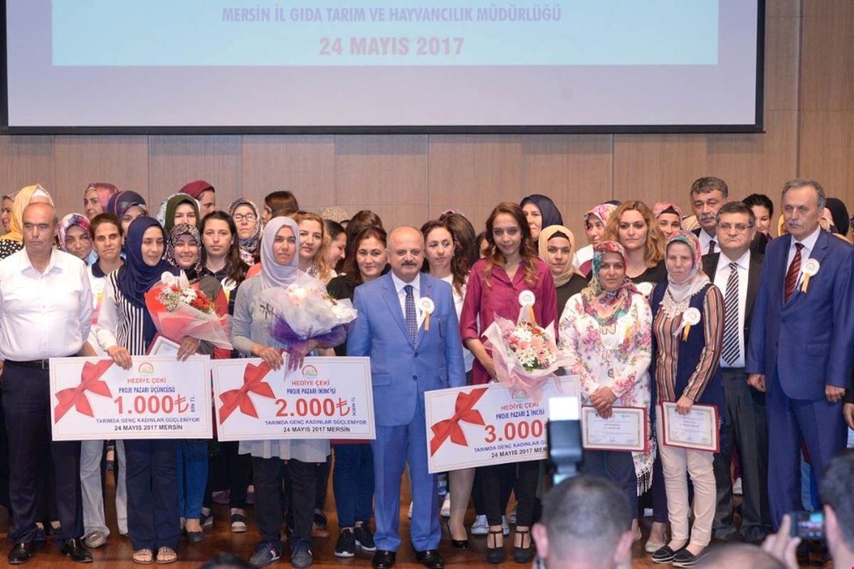 Genç Girişimci Kadınlar Sertifikalarını Vali Çakacak\'ın Elinden Aldı