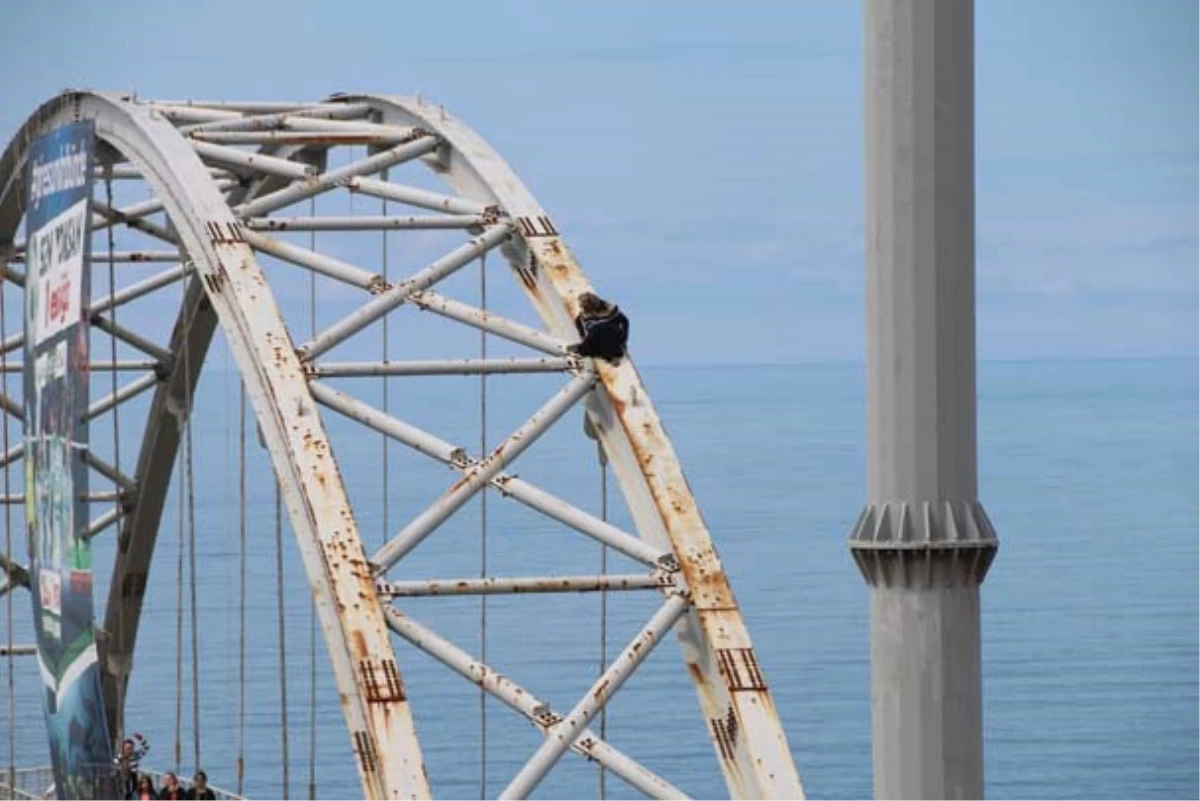 Giresun\'da 55 Yaşındaki Kadın, Üst Geçidin Tepesine Çıkıp İntihara Kalkıştı